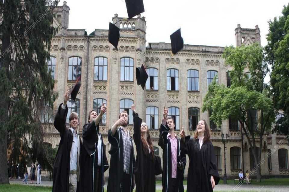 彝绣瑰宝绽放国际舞台！保山彝绣《万花朝生》入选意大利“MEDUSA”艺术展