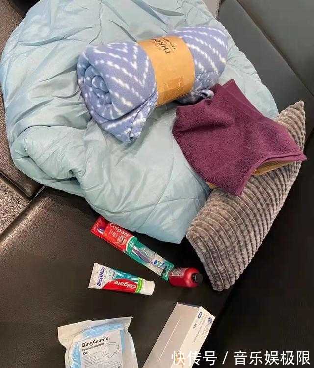 佘诗曼：30年前瑞士留学照疯传！三点式坐游艇，惊艳了时光！