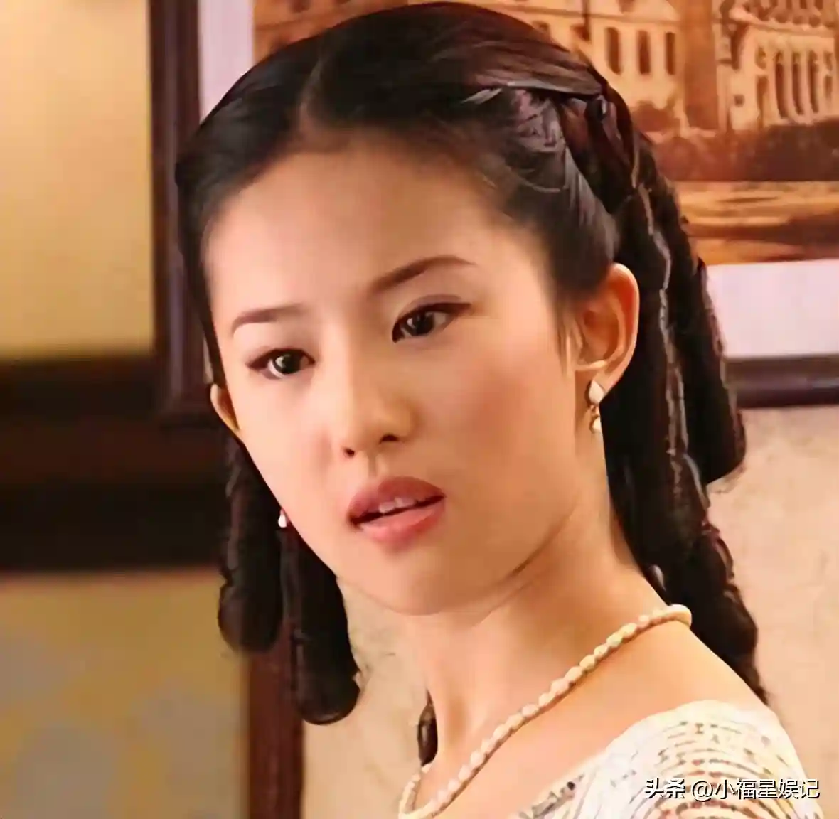 颜值高不一定驾驭得了民国弹簧卷，让人眼前一亮的，只服这8位女神