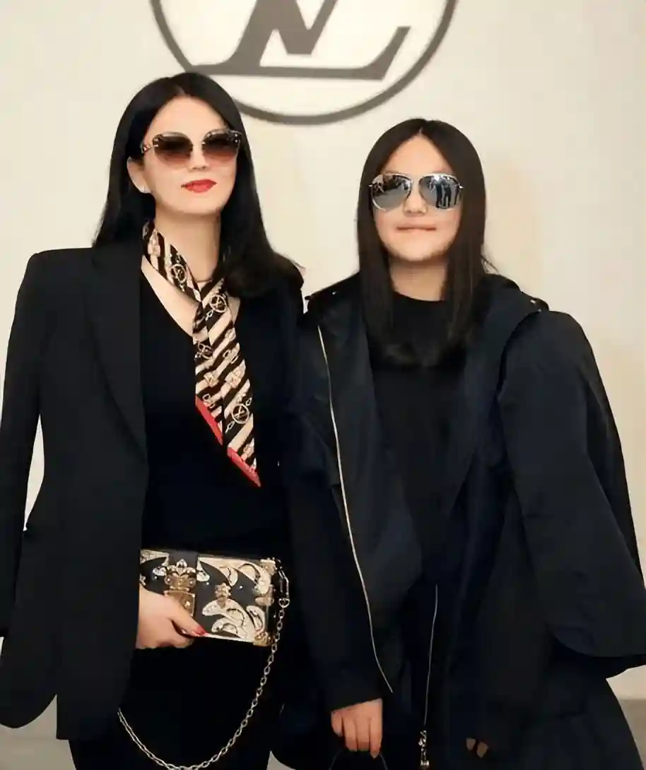 送王诗龄赴英留学，14万豪车送给粉丝，何炅一句话暴露李湘财力