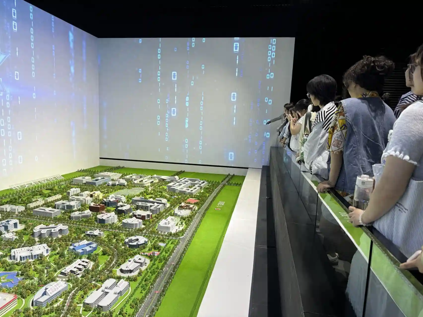 中国传媒大学调研团走进北京两所园区，新生共上开学第一节园区课