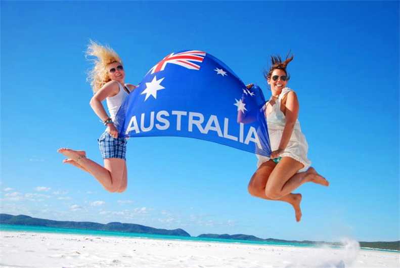 女子面试前出车祸：选择躺在担架上完成考试 网友：面试结果如何