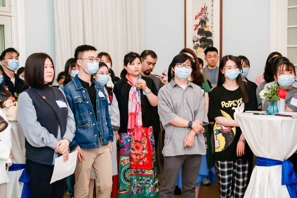 哥哥帅气留学归来，妹妹急着给他介绍女朋友，哥哥：你嫁给我吧